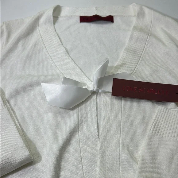 Elegant Women's V-Neck Sweater in Cream - Picture 5 of 16